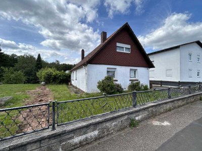 Sanierungsbedürftiges Zweifamilienhaus mit großem Grundstück!