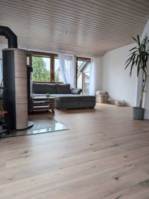 Charmante & frisch renovierte Dachgeschosswohnung mit sonniger Loggia – ein Zuhause zum Wohlfühlen