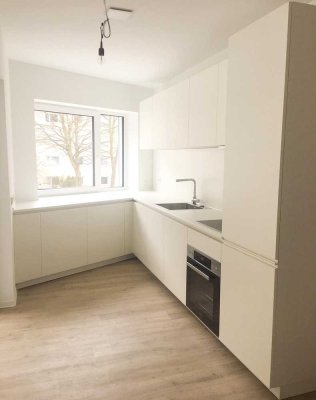 2 ZKBB, Neubau (2020) mit hochwertiger Einbauküche, Balkon, Keller, TG-Platz, zentral, barrierearm