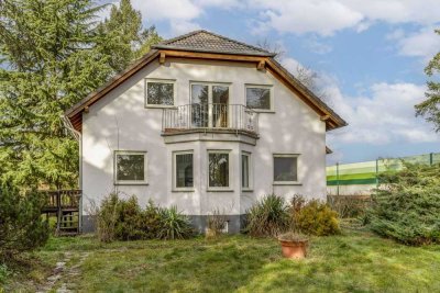 Vielseitig nutzbar: 2 EFHs, parkähnlichem Garten und Baugrundstück