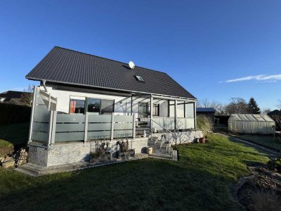 Großes Wohnhaus mit Einliegerwohnung und freiem Blick in die Natur !!!