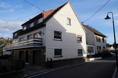 Haus mit zwei Wohneinheiten, 6 Garagenstellplätzen und kleinem Garten auf der Rheininsel Niederwerth