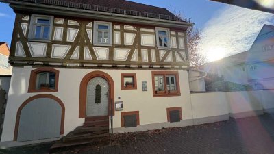 Schmuckfachwerkhaus mit Innenhof in der Altstadt von Dieburg