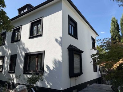 Kernsanierte Wohnung mit Echtholz-Parkettboden, Fußbodenheizung, neuen Fenstern und Einbauküche