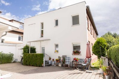 Schönes Altbau Backsteingebäude im historischen Ortskern von Lehndorf