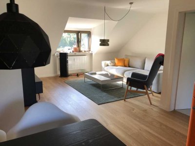 Stilvolle, lichtdurchflutete 2-Zimmer-Dachgeschosswohnung +auch vollmöbliert möglich+