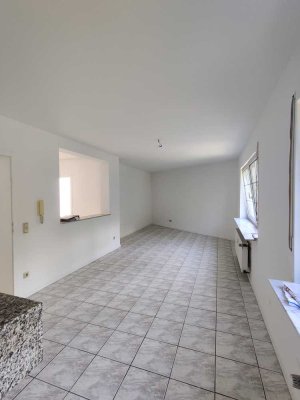 EG + Souterrain, ca. 100 qm, 4 Zimmer, 2x Bad, 2x Wohnküche, 2x Stellplatz mit 1x Carport
