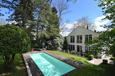 Alles aus einem Guss! Fabelhaftes, modernes Einfamilienhaus mit Garten, Pool & Garage in Stadtwald
