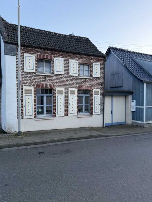 Zwei Einfamilienhäuser in zentraler Lage von Grevenbroich-Hemmerden