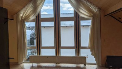 Gepflegte 2-Raum-DG-Wohnung mit Balkon und Einbauküche in Schornsheim