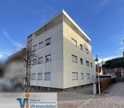 Zentrale Vielfalt für Praxis oder Investment – Wohn- und Geschäftshaus mit Potenzial in Furtwangen