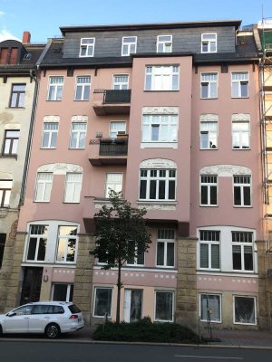 +Rentable Investition+Renoviertes Mehrfamilienhaus (8 wohnungen + Gewerbe) und Parkplatz im Zentrum.