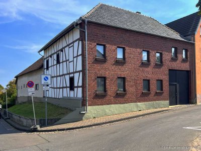 Bornheim-Brenig: Vierkanthof, Wohnen ca. 121 m² / Nutzfläche 220 m², hohes Ausbaupotential …
