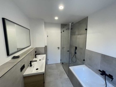 Hochwertige, energetisch sanierte 5-Zimmer-EG-Wohnung mit Balkon, Garten u. 2 Garagenstellplätzen