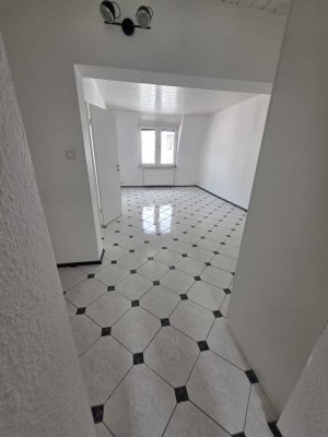 2 Zi. DG-Wohnung mit Ausbau-Perspektive (Loggia & Bad) in Bornheim