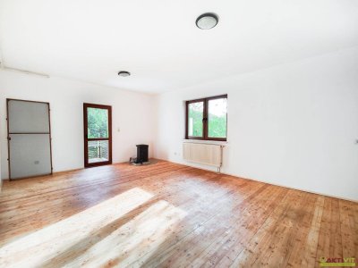 Terrasse mit Ausblick. - Wohnung mit Potential zur Modernisierung. - Infrastruktur fußläufig.