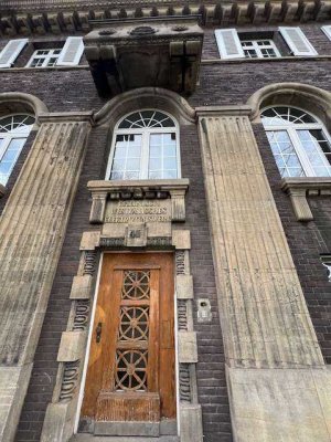 IMPOSANT WOHNEN  IN DENKMALSCHUTZGEBÄUDE -OFFENE KÜCHE - 2 BALKONE- PARKETT-HOHE DECKEN- STP INKL