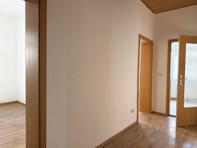 Sonnige 3-Raum-Erdgeschosswohnung mit großem Balkon und moderner Heizung