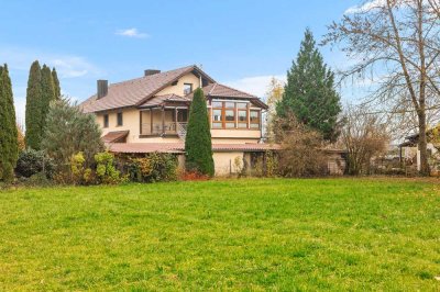 Willkommen Zuhause!
Großzügiges Einfamilienhaus mit Wintergarten und herrlichem Grundstück!