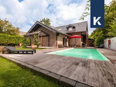 Freistehendes Einfamilienhaus mit Doppelgarage und Pool