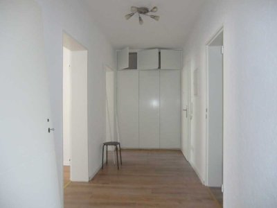 Helle 3-Zimmer Wohnung mit EBK und Balkon in Düsseldorf-Lierenfeld