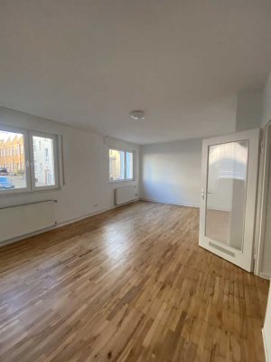 Zwei Zimmer, helle Wohnung und Tageslicht-Wannenbad