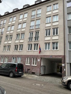Bestes Lehel Isarnähe: Total neu ausgebaute 3 Zi. + Wohnkü. + Balkon WG geeignet