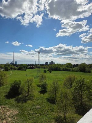 gut geschnittene 4-Raum-Dachgeschosswohnung mit Wannenbad, Südbalkon und Keller