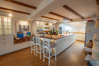 Design trifft Ausblick: Zentrale 3,5 Z. Maisonette-Wohnung mit Domblick und Galeriefeeling