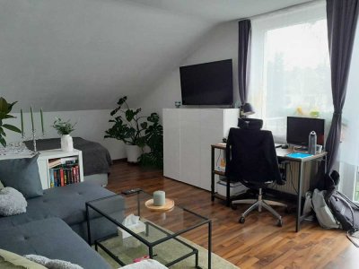 Ruhige, renovierte  Dachgeschosswohnung im Grünen teilmöbliert mit großem Balkon.