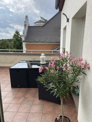 wunderschöne 2-Raum Wohnung mit Fahrstuhl und Dachterrasse  in renovierter Altbau-Villa