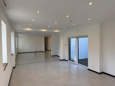 Erstklassiges Wohnerlebnis im Haus-Feeling-Design, eigener Garten, Raumwunder! Bieterverfahren!