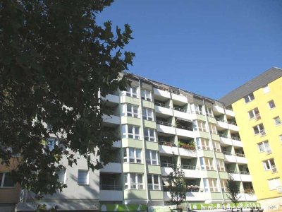 GEMÜTLICH, HELL UND FREUNDLICH UNTER`M DACH - MIT LOGGIA!