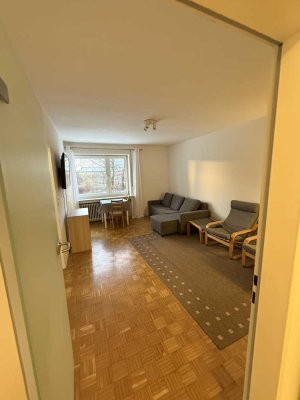 Geschmackvolle, modernisierte 1,5-Zimmer-Hochparterre-Wohnung mit EBK in Gauting