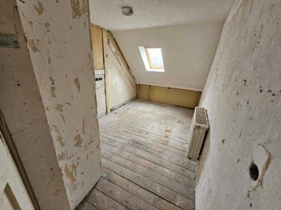 Renovierungsbedürftiges 4 Fam.-Mehrfamilienhaus in zentraler Lage