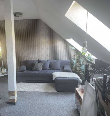 Gemütliche Dachgeschosswohnung mit Einbauküchen-Option in ruhiger Lage