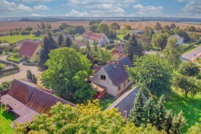 Renovierungsbedürftiges Einfamilienhaus samt Garten, 2 Garagen und 3 Freistellplätzen