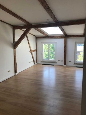 Sanierte, moderne 2 Zimmer DG-Wohnung mit Balkon - WG geeignet