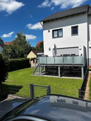 Sehr helle, großzügige DHH in exzellenter Lage mit Garten
