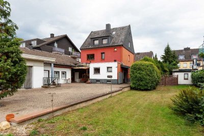 Großes 3-Familienhaus, Nebengebäude, Garagen in beliebter Schlebuscher Lage