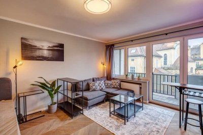 Erstbezug: Voll möbliertes Penthouse-Apartment in Nymphenburg mit großem Westbalkon