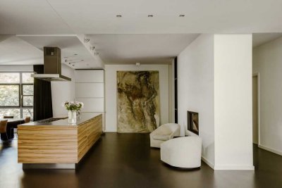 Ikonisches Carloft in Kreuzberg: Townhouse-Apartment mit privatem Auto-Lift und Patio-Terrasse