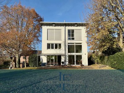 FRIEDERICH: Freistehendes EFH mit ELW und separatem Büro auf Traumgrundstück nahe dem Klinikum