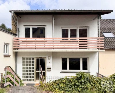 Solides Einfamilienhaus mit drei Schlafzimmern, Balkon, Keller und Garage