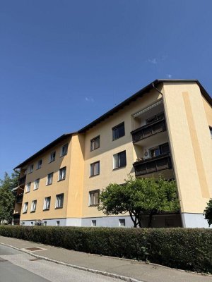 FOHNSDORF: Großzügige, teilmöblierte Wohnung mit Balkon und Parkplatz