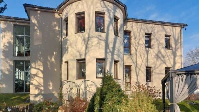Exklusive Villa mit parkähnlichem Garten. Auch für zwei Familien !