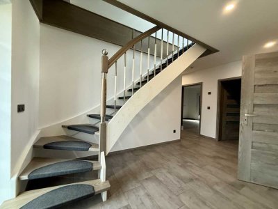 Neubau-Einfamilienhaus: Erstbezug mit 5 Zimmern und beheizter und geräumiger Garage