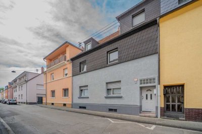 Mehrfamilienhaus mit zwei modernisierten Einheiten, Garten und Dachterrasse in ruhiger Lage