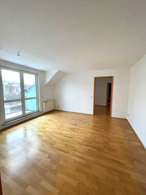 Sanierte DG-Wohnung mit drei Zimmern sowie Balkon und Einbauküche in Saalfeld/Saale