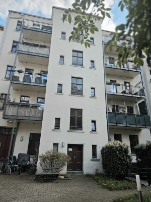 Leipzig-Reudnitz - Gepflegte 2-Zimmer-Eigentumswohnung in  – Balkon, Aufzug, Echtholzparkett